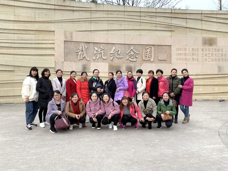 截流纪念园合影.JPG